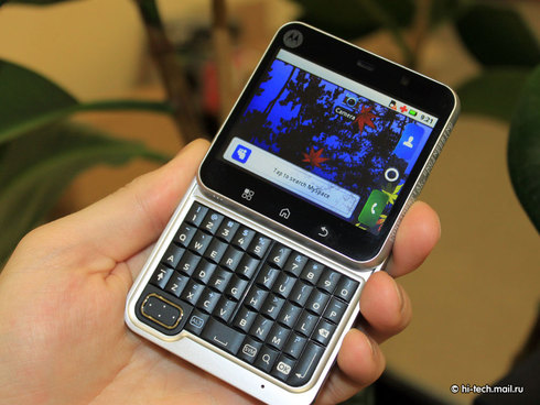 Обзор Motorola Flipout (MB511): самый необычный Android