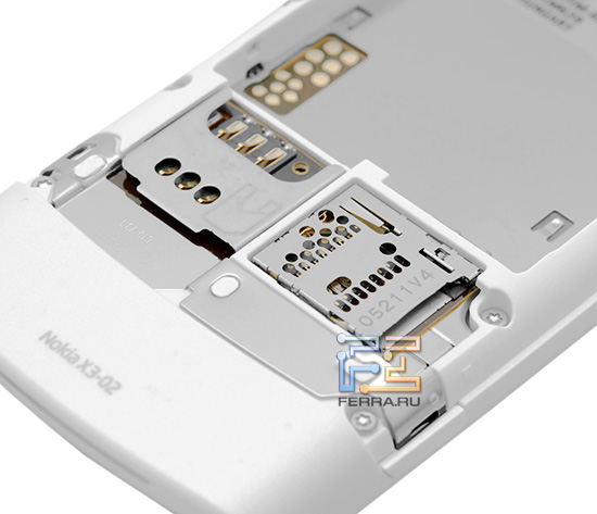 Слоты для SIM-карты и microSD-флешки в батарейном отсеке