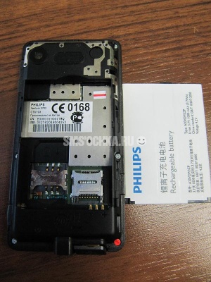 Фотографии сенсорного телефона Philips Xenium X703 - аккумулятор и задняя крышка