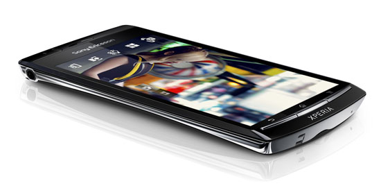 Sony Ericsson Xperia arc – вид в три четверти