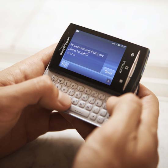 А вот так Sony Ericsson Xperia X10 mini pro выглядит в руках