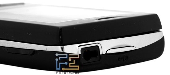 Верхний торец корпуса Sony Ericsson Xperia X10 mini pro: кнопка включения и разъем для гарнитуры