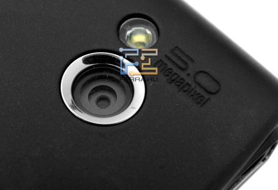 Встроенная камера и светодиодная вспышка на задней стороне Sony Ericsson Xperia X10 mini pro