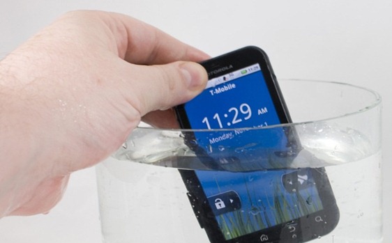 Motorola Defy In Water thumb Motorola Defy: удивительно выносливый смартфон