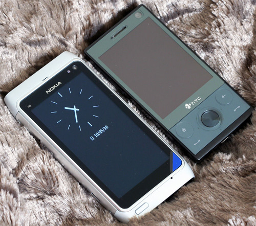 В сети появились фотографии смартфона Nokia N8 в серебристом цветовом решен...
