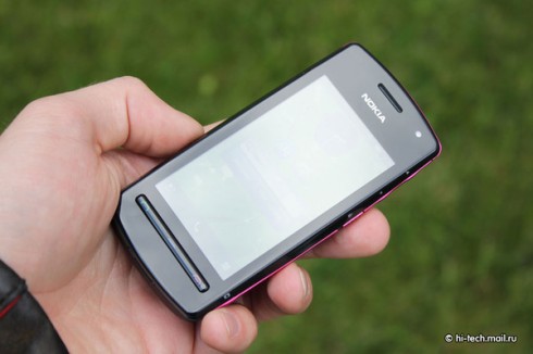 Обзор Nokia 600: самый дешевый Symbian Belle смартфон