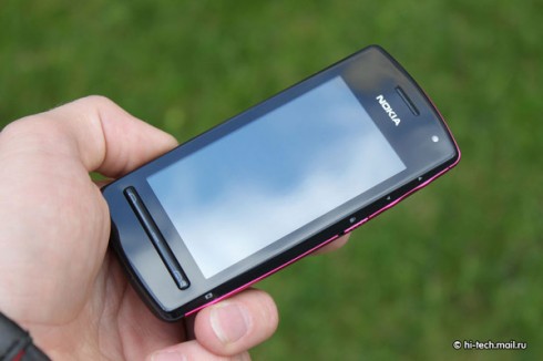 Обзор Nokia 600: самый дешевый Symbian Belle смартфон