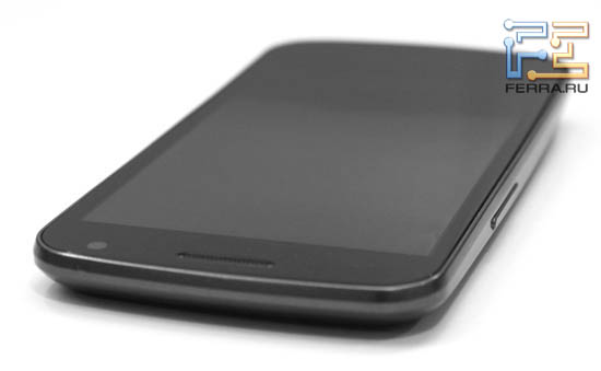 Верхний торец корпуса Galaxy Nexus — решетка динамика, кнопка питания и фронтальная камера