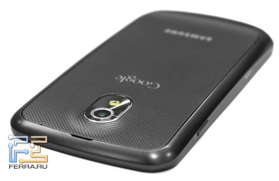 Верхний торец корпуса и встроенная камера на задней стороне Galaxy Nexus