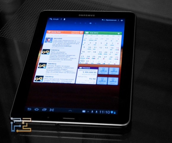 Samsung Galaxy Tab 7.7 на столе, в темном помещении