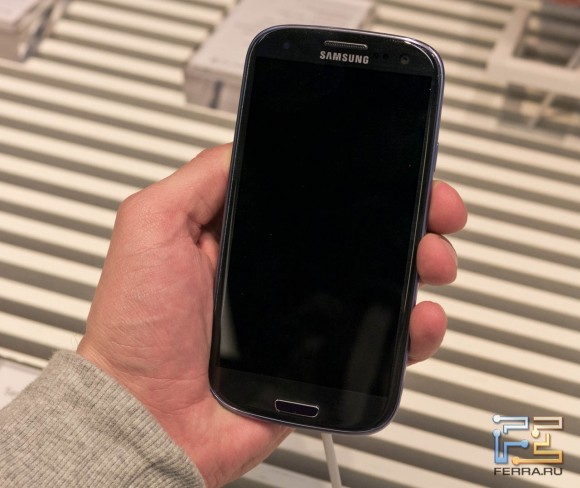 Синий Samsung Galaxy S3, вид спереди