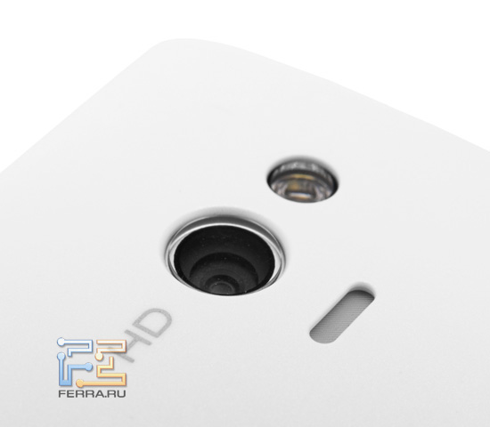 Глазок фотокамеры и вспышка смартфона Sony Ericsson Xperia mini