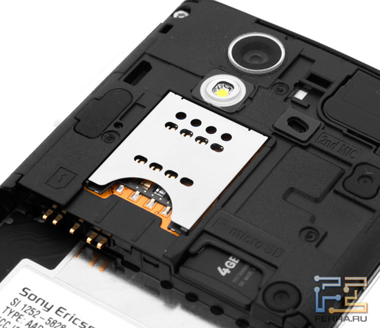 Слоты для SIM-карты и памяти microSD под крышкой Sony Eicsson Xperia ray