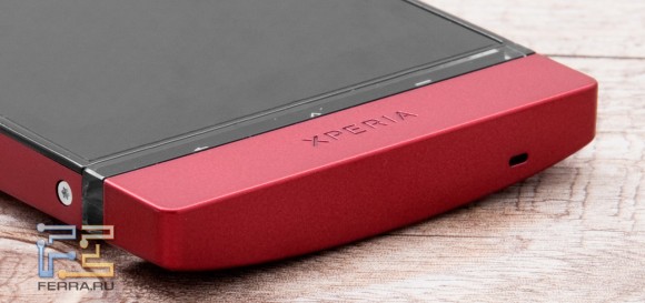 Нижний торец корпуса Sony Xperia P