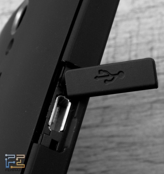 Разъем microUSB на корпусе Sony Xperia S