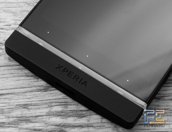 Прозрачная полоска на корпусе Sony Xperia S в выключенном состоянии